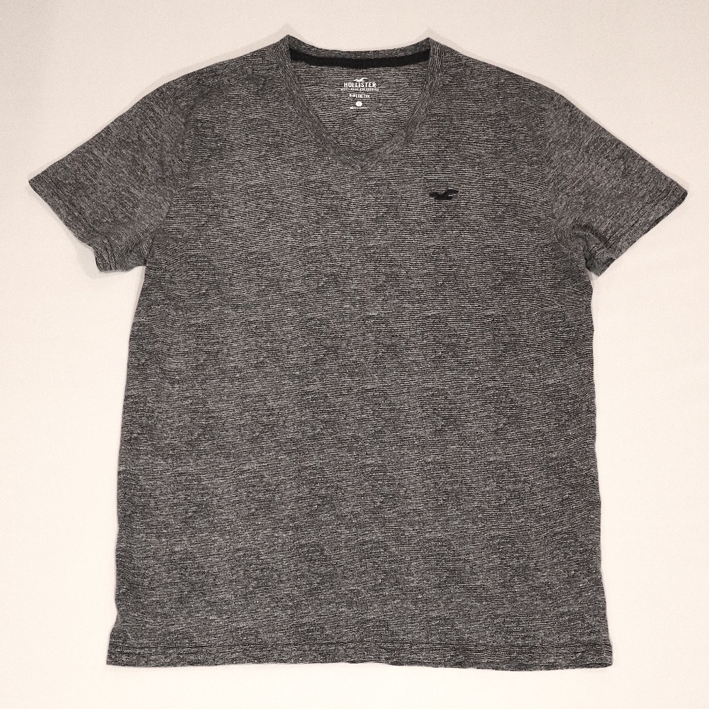 HOLLISTER NAVY BLUE AND BLACK TEE